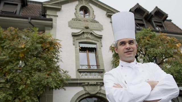 Benoît Violier devant le restaurant de l'Hôtel de Ville à Crissier (VD).