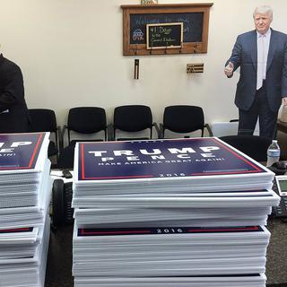 A la permanence du parti républicain du comté de Cambria, Pennsylvanie, on distribue des dizaines de panneaux Trump par jour. [RTS - Alexandre Habay]