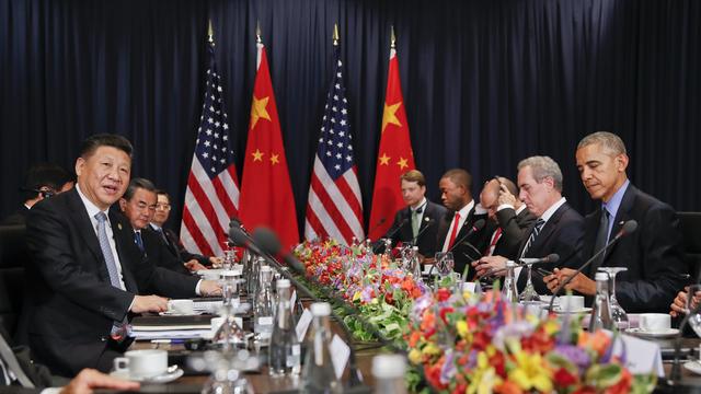 Le président chinois Xi Jingping, à gauche, lors d'une rencontre avec Barack Obama, à droite, le 19 novembre à Lima. [Keystone - Pablo Martinez Monsivais]