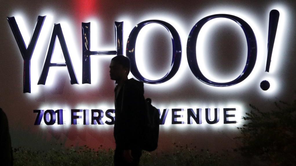 Un homme passe devant le siège de Yahoo en Californie. [Keystone - Marcio Jose Sanchez]