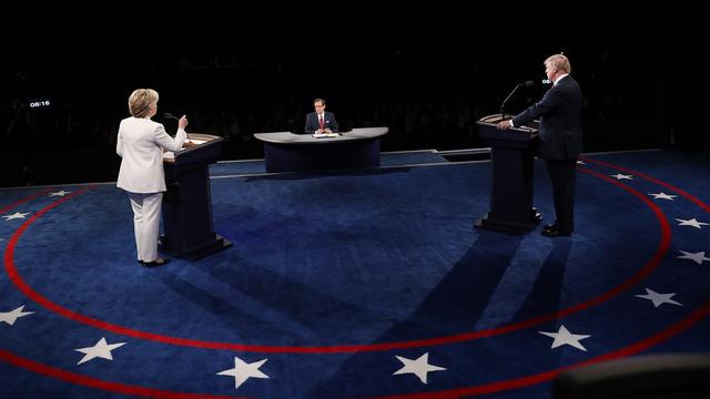 Hillary Clinton et Donald Trump lors du dernier débat présidentiel le 19 octobre. [Keystone - Joe Raedle]