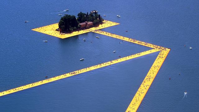 Vue aérienne des installations flottantes de l'artiste Christo. [AP/Keystone - Filippo Venezia]