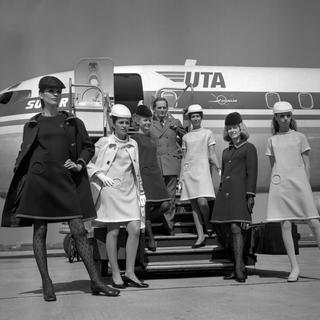 Pierre Cardin présente les nouveaux uniformes pour les hôtesses de la compagnie UTA en 1968. [AFP]