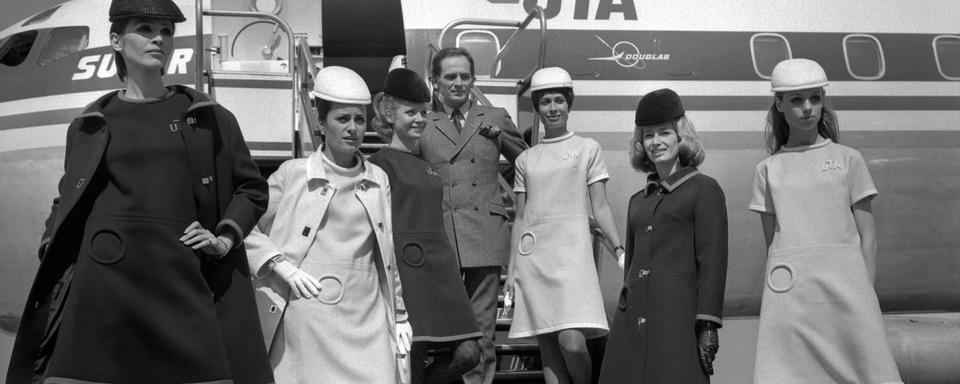 Pierre Cardin présente les nouveaux uniformes pour les hôtesses de la compagnie UTA en 1968. [AFP]