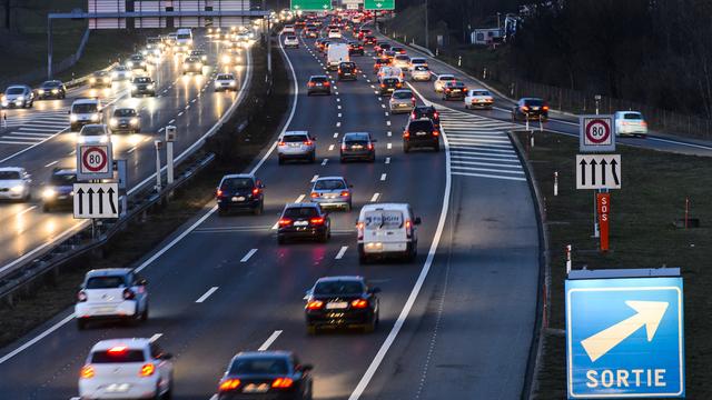 Il n'y a pas de règle de distance absolue à respecter mais les conducteurs doivent pouvoir freiner en cas d'urgence et s'arrêter en deux secondes. [Keystone - Jean-Christophe Bott]