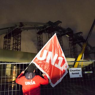 L'accès au chantier de Massongex a été bloqué pour tirer la sonnette d'alarme "face à ces pratiques qui cachent bien souvent du 'dumping' salarial", selon Unia. [Keystone - Cyril Zingaro]