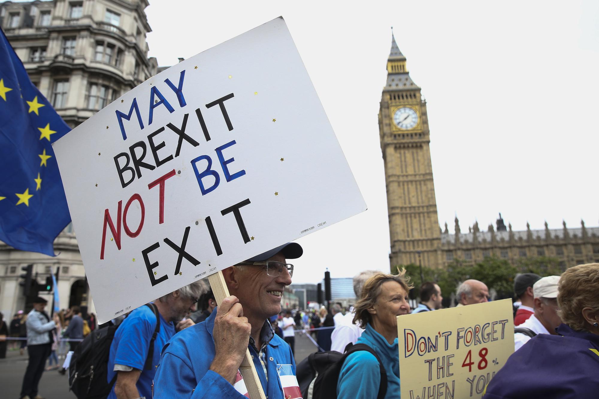 Un homme défile à Londres avec une pancarte "May Brexit not be exit" ("Espérons que le Brexit ne mène pas à une sortie"). [AFP - Justin Tallis]