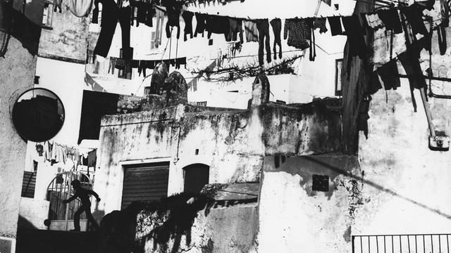 Mario Giacomelli, de la série "Puglia", 1958. Epreuve au gélatino-bromure d’argent. Taille de l’image: 29.5 x 39.5 cm. [Senigallia, Italie - © Archivio Mario Giacomelli]