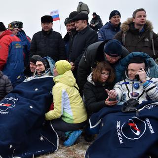 Les cosmonautes russes Mikhail Kornienko (g.) et Sergei Volkov (c.), ainsi que l'astronaute américain Scott Kelly (d.), après leur retour sur terres [AFP Photo - Kirill Kudryavtsev]