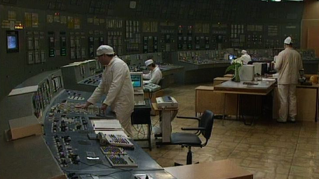 10 ans après le drame, ils travaillent toujours dans la centrale nucléaire de Tchernobyl. [RTS]