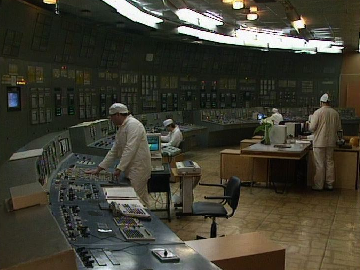 10 ans après le drame, ils travaillent toujours dans la centrale nucléaire de Tchernobyl. [RTS]