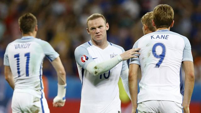 Rooney tente de consoler ses coéquipiers à l'issue du match. [AP/Keystone - Kirsty Wigglesworth]