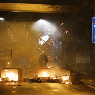 Les barricade en feu dressées samedi soir sur la route près de la Reitschule de Berne. [Keystone]