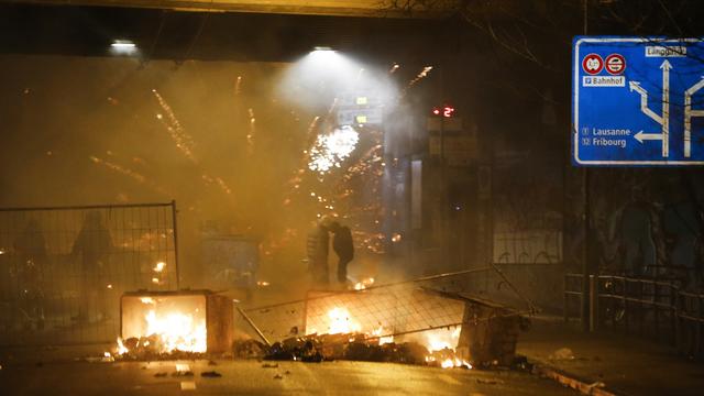 Les barricade en feu dressées samedi soir sur la route près de la Reitschule de Berne. [Keystone]