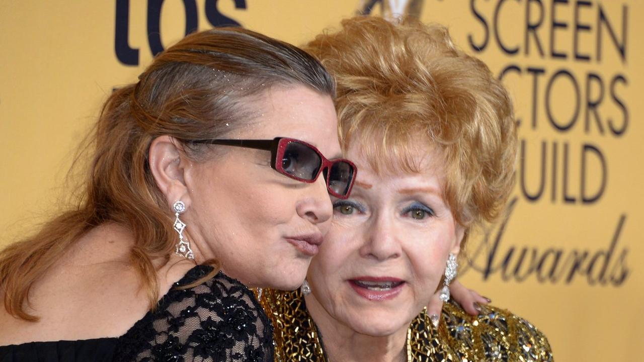 Debbie Reynolds posait au côté de sa fille Carrie Fisher en janvier 2015 lors d'une cérémonie à Los Angeles. [Paul Buck]