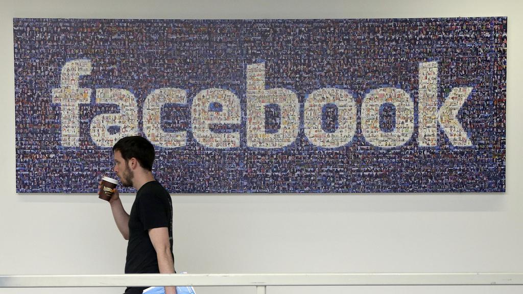 Facebook est accusé des journalistes partiaux pour éditer les informations qui sont proposées comme des "sujets tendance". [AP Photo/Jeff Chiu]
