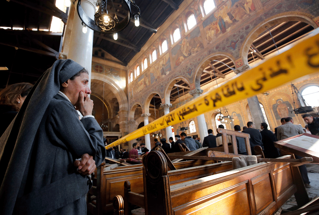 Une none dans la cathédrale copte du Caire après l'attaque à la bombe. [Reuters - Amr Abdallah]