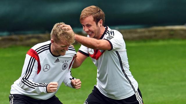 André Schürrle (à gauche) et Mario Götze (à droite) vont former une paire explosive à Dortmund. [Keystone - Andrea Gebert]