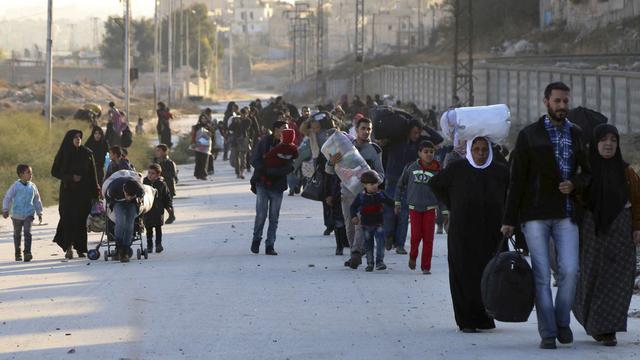 Des civils fuient les quartiers est d'Alep, 27.11.2016. [AP/Keystone - The Rumaf]