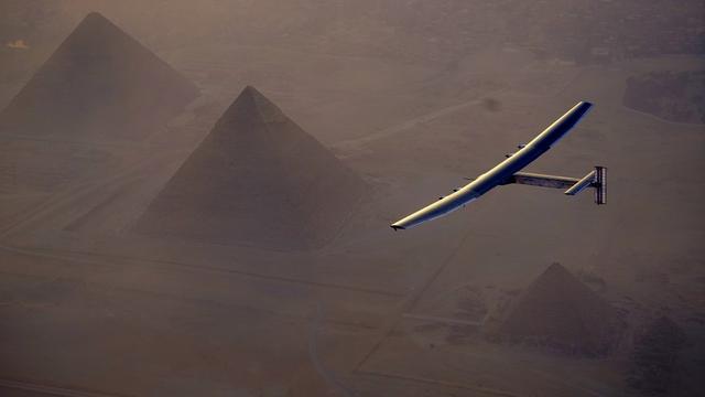 Solar Impulse au-dessus des pyramides d'Egypte. [Rezo/AP - Jean Revillard]