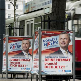 Des affiches électorales du candidat nationaliste Norbert Hofer. [AFP - Joe Klamar]