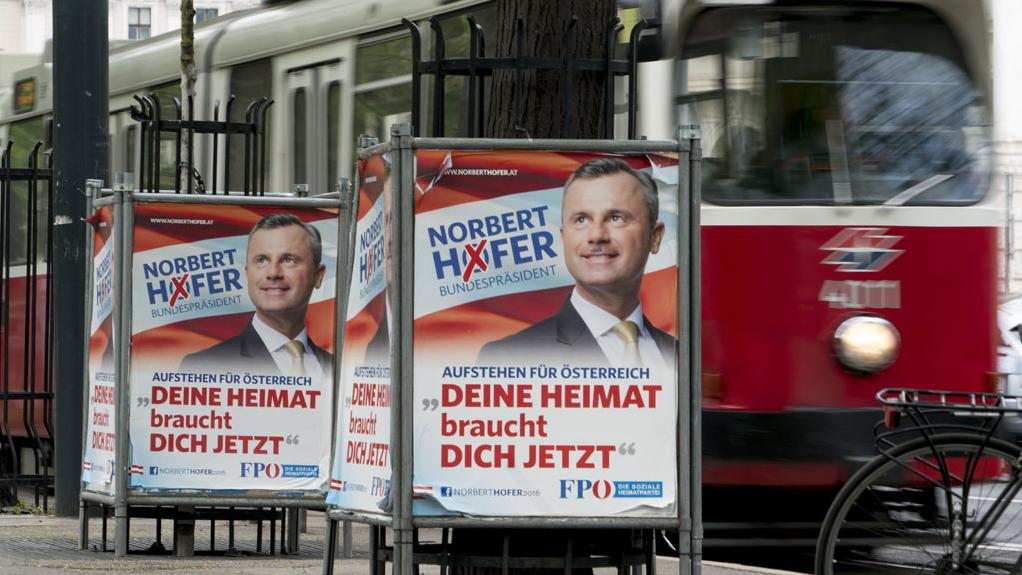 Des affiches électorales du candidat nationaliste Norbert Hofer. [AFP - Joe Klamar]