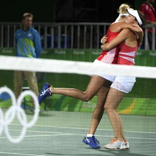 La paire Hingis-Bacsinszky jouera pour une médaille d'or en finale des JO de Rio. [KEYSTONE - Laurent Gillieron]