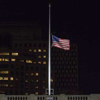 Le drapeau américain en honneur des victimes de la tuerie d'Orlando. [AP Photo/Keystone - Andres Kudacki]