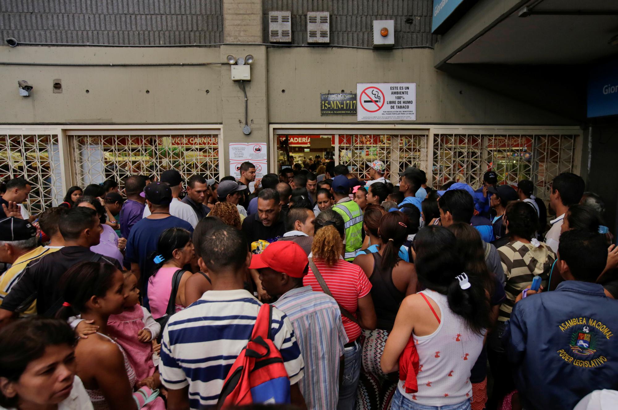 Une file d'attente formée devant un supermarché de Caracas en septembre dernier. [Reuters - Henry Romero]