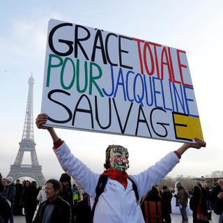 Des manifestants réclamaient une grâce totale pour Jacqueline Sauvage, le 10 décembre 2016, à Paris. [AFP - FRANCOIS GUILLOT]