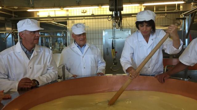 Les conseillers fédéraux s'essaient à la fabrication du fromage. [André Simonazzi @BR_Sprecher - André Simonazzi @BR_Sprecher]