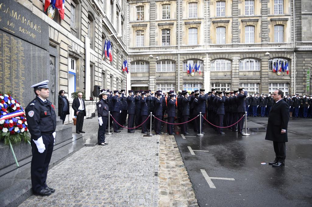 François Hollande dans l'enceinte prestigieuse de la préfecture de police de Paris. [KEYSTONE - MARTIN BUREAU]