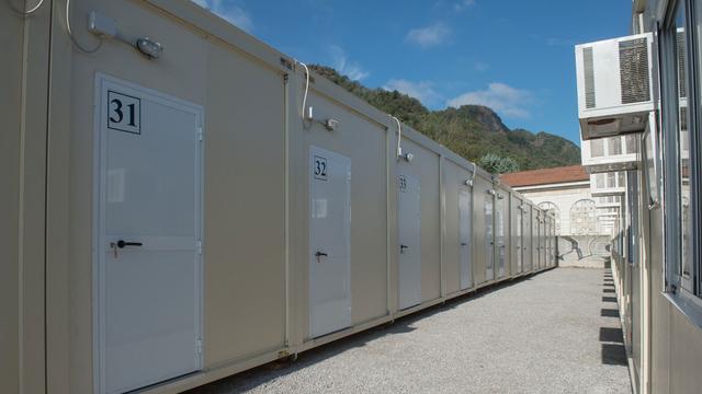 Le site provisoire composé de containers a été aménagé en bordure de la ville de Côme. [Ti-Press/Keystone - Pablo Gianinazzi]