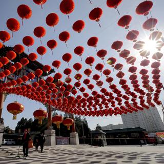 Mardi 2 février: décorations pour le Nouvel An lunaire devant le parc Ditan de Pékin. [AP/Keystone - Andy Wong]