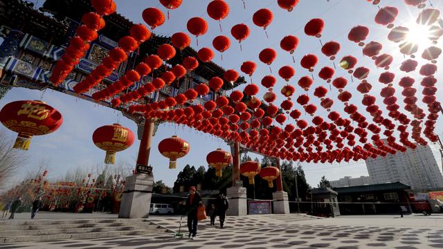 Mardi 2 février: décorations pour le Nouvel An lunaire devant le parc Ditan de Pékin. [AP/Keystone - Andy Wong]