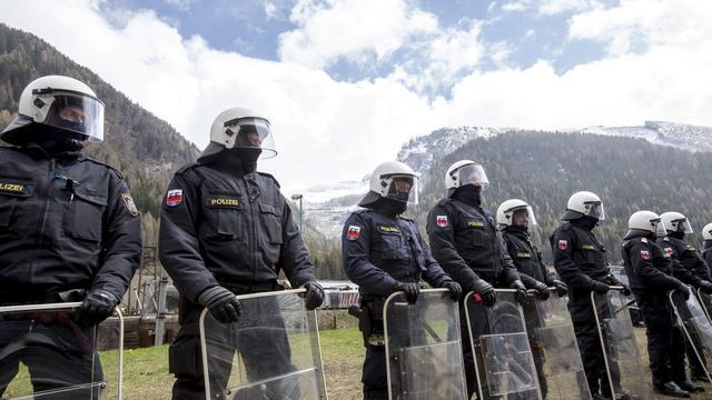 La police autrichienne face à des manifestants réunis contre la réintroduction des contrôles aux frontières, le 24 avril 2016.