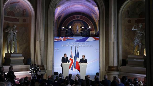 Le Premier ministre britannique David Cameron (à g.) et le président français François Hollande lors de leur conférence de presse jeudi à Amiens. [EPA/Keystone - Yoan Valat]