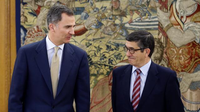 le roi Felipe VI (gauche) aux côtés de Patxi Lopez, le président du Congrès (droite), le 26 avril 2016.