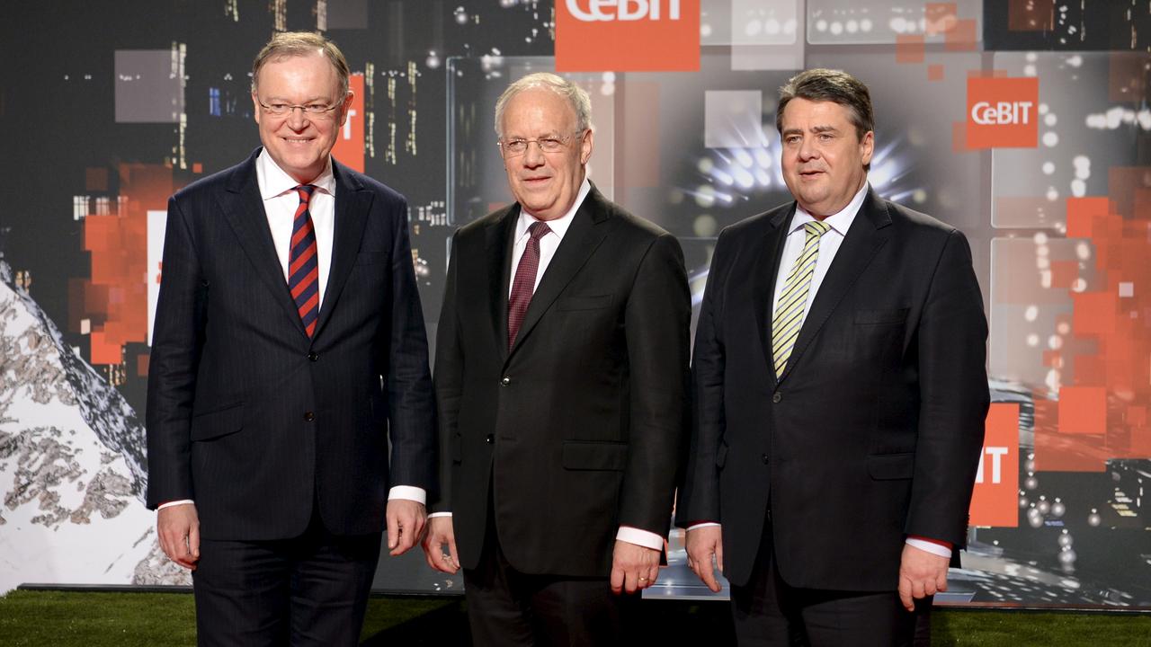 Le président de la Confédération entouré du ministre-président de la Basse-Saxe Stephan Weil (gauche) et du ministre allemand de l'Economie, Sigmar Gabriel (droite). [Reuters - Nigel Treblin]