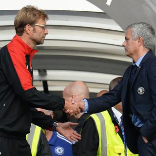 Les entraîneurs de Liverpool Jürgen Kopp et de Manchester United Jose Mourinho.