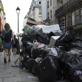 Les ordures se sont accumulées sur les trottoirs de Paris en raison d'une grève. [keystone - AP Photo/Kamil Zihnioglu]