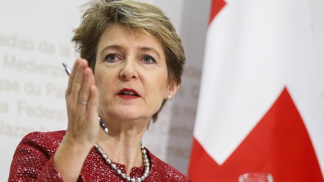 Simonetta Sommaruga a défendu le principe de naturalisation facilitée devant la presse. [Keystone - Peter Klaunzer]