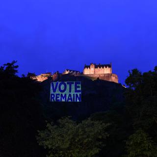 Le slogan "Votez pour le maintien dans l'UE" projeté sur le château d'Edimbourg. [Reuters - Clodagh Kilcoyne]