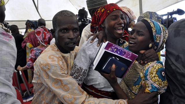 Retrouvailles entre les 21 lycéennes de Chibok et leur famille. [Keystone - AP Photo/Olamikan Gbemiga]