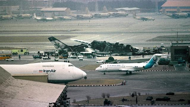 Abbas Akhoundi a précisé qu'il existait actuellement "67 aéroports dans le pays dont 9 sont actifs". "Nous avons besoin de petits appareils court courrier pour rendre les autres aéroports plus actifs.".