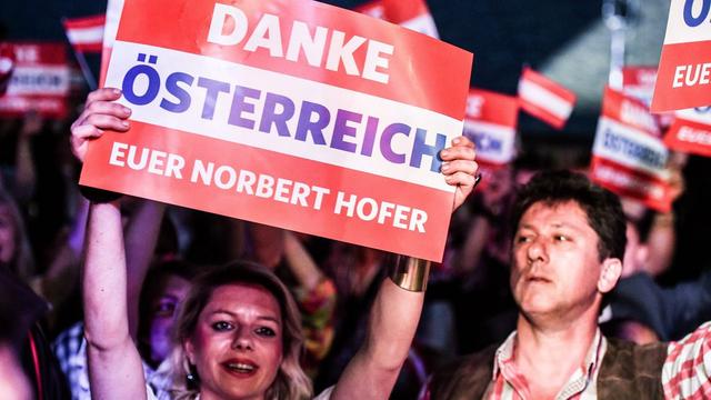 Des supporters du candidat nationaliste Nobert Hofer ce dimanche 22 mai. [Keystone - Christian Bruna - EPA]
