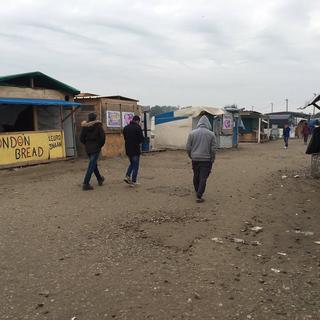 L'évacuation du vaste campement de migrants à Calais s'est faite dans le calme. [RTS - Ariane Hasler]