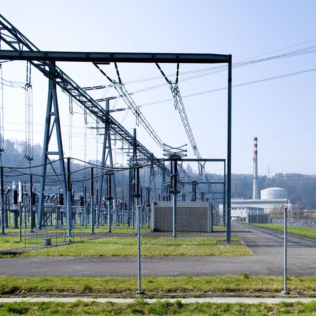 Une installation électrique avec la centrale nucléaire de Mühleberg, exploitée par les BKW.