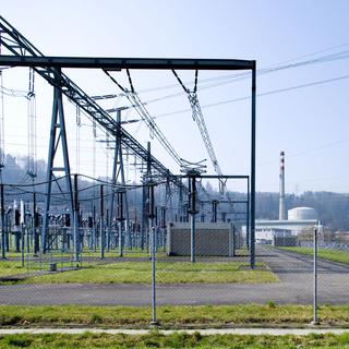 Une installation électrique avec la centrale nucléaire de Mühleberg, exploitée par les BKW.