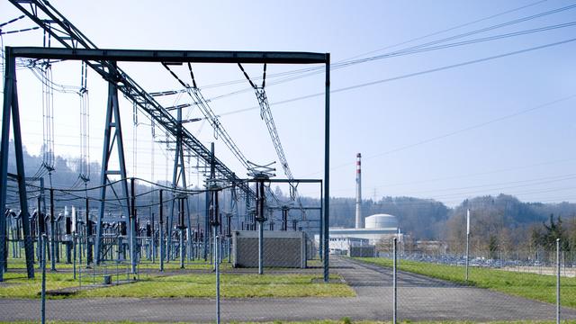 Une installation électrique avec la centrale nucléaire de Mühleberg, exploitée par les BKW.